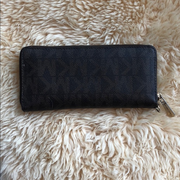 Authentic Michael Kors Logo Continental Wristlet - Picture 2 of 8